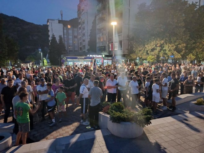 Građani i boračka populacija odali počast generalu Mladiću u Zvorniku (VIDEO)