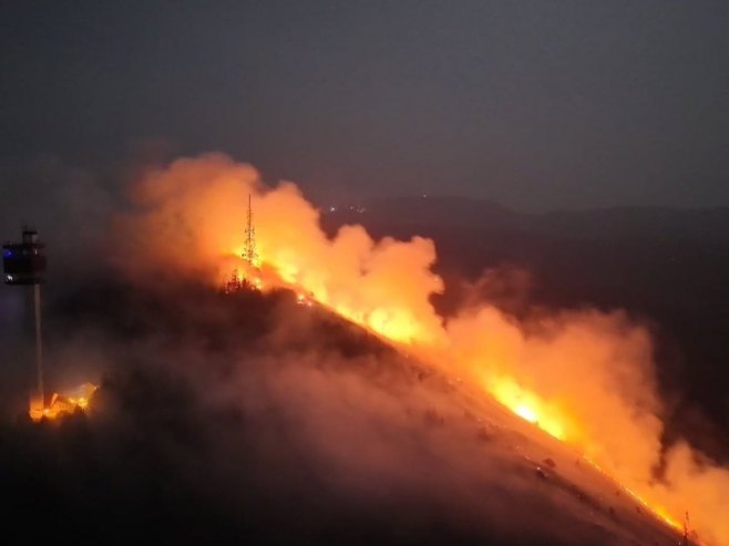 Vatrogasci i dalje gase požar na Trebeviću, evakuisan radnik sa Radio-relejnog objekta RTRS-a (FOTO/VIDEO)