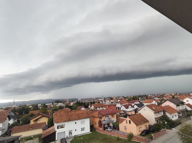 Nevrijeme zahvatilo Prijedor; Primijećen i fenomen "shelf" oblaka (FOTO/VIDEO)