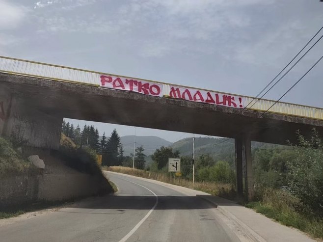 Na nadvožnjaku Pale-Јahorina transparent sa imenom generala Mladića