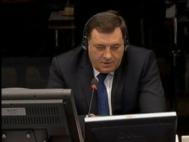 Dodik bio svjedok Mladićeve odbrane 2015. godine; General mu salutirao na ulasku u sudnicu