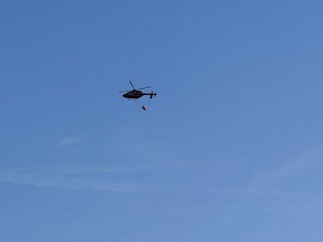 Helikopter MUP-a Srpske preventivno gasi požarišta na Trebeviću (FOTO)