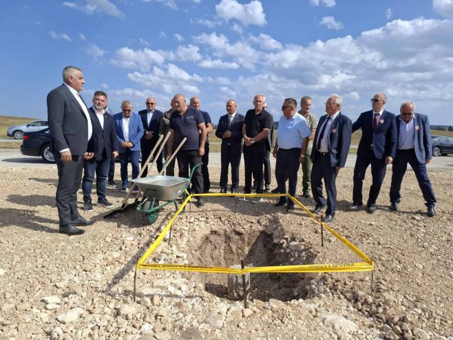 U Han Pijesku postavljen kamen temeljac za izgradnju spomen sobe Vojske Republike Srpske (FOTO)