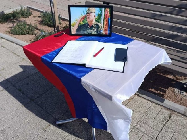 Pale: Na šetalištu postavljena knjiga žalosti povodom smrti generala Mladića