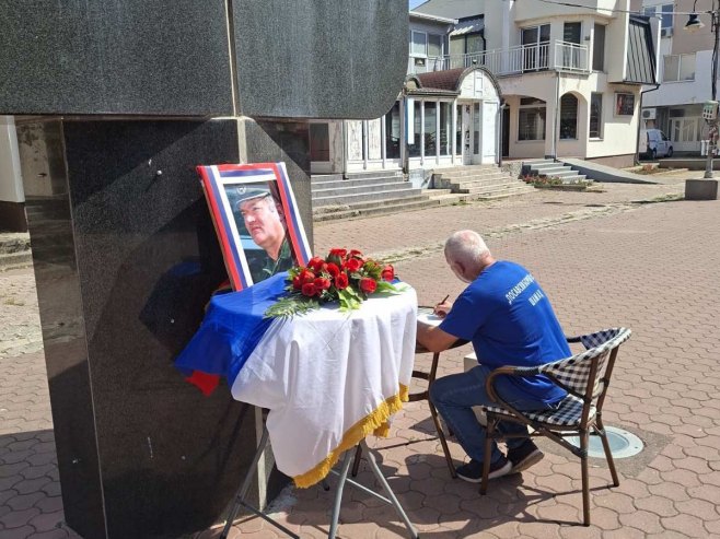U Doboju i Šamcu otvorena knjiga žalosti povodom smrti generala Mladića