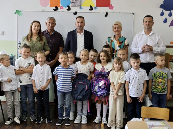Ugljevik: Gajić uručio rančeve i poklon-pakete prvačićima Ugljevik: Gajić uručio rančeve i poklon-pakete prvačićima - Foto: RTRS