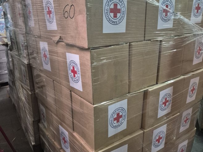 U toku isporuka paketa hrane za korisnike Crvenog krsta - Foto: SRNA