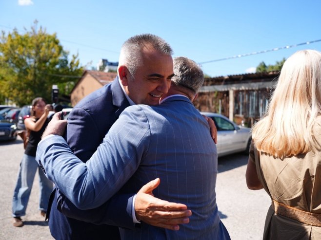 Savo Minić sa narodom (foto: x.com/minic_savo) - 