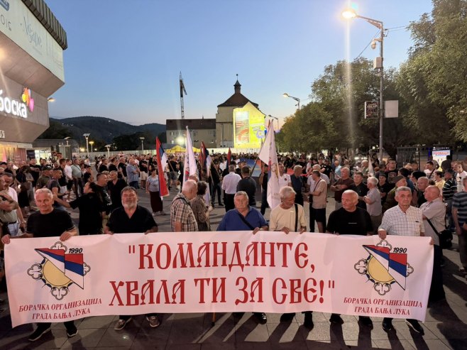 Odavanje počasti generalu Mladiću u Banjaluci (FOTO/VIDEO)