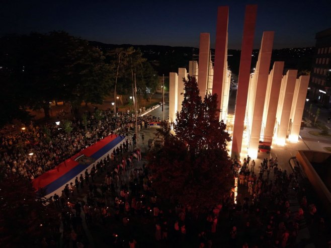 Odavanje počasti generalu Mladiću u Banjaluci Odavanje počasti generalu Mladiću u Banjaluci - Foto: ZIPAPHOTO/Borislav Zdrinja