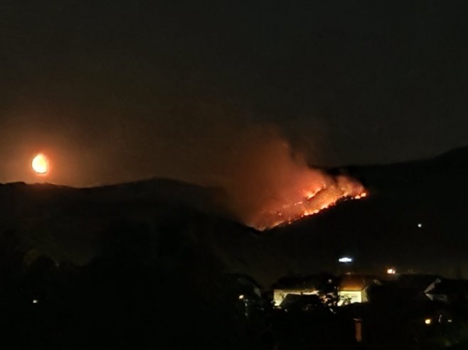 Požar u banjalučkom naselju Vrbanja, vatrogasci na terenu (FOTO)
