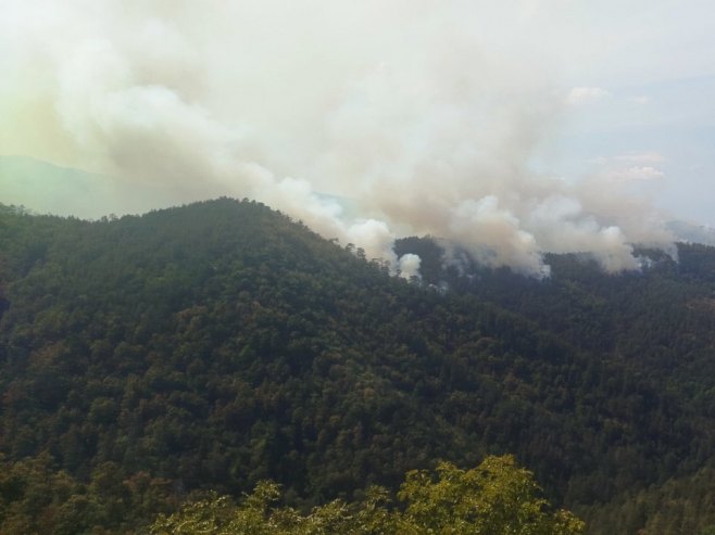 Teslić: Aktivno pet požara, potrebna intervencija helikoptera (FOTO)