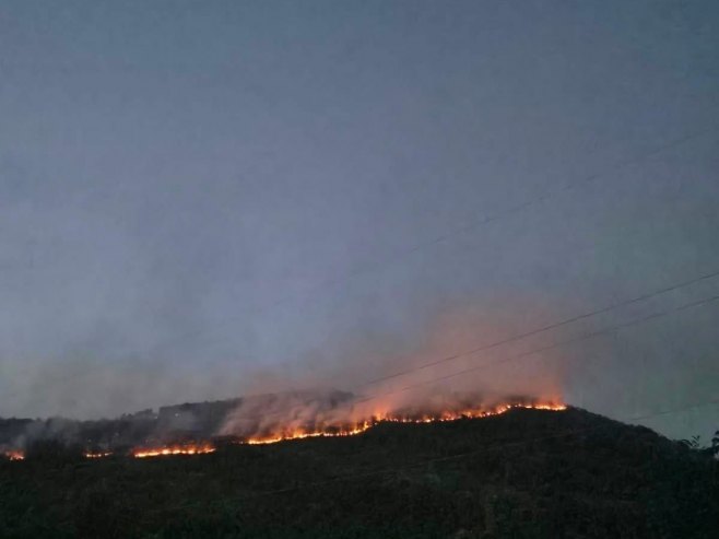 Požar u rejonu sela Vlasače, vatra ne prijeti stambenim objektima