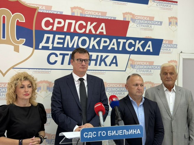 Predstavnici SDS-a Predstavnici SDS-a - Foto: RTRS