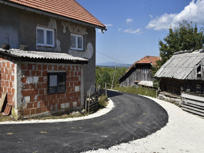 Asfaltiran put do kuće Darka Ilića u selu Vodice, Šipovo - Foto: SRNA