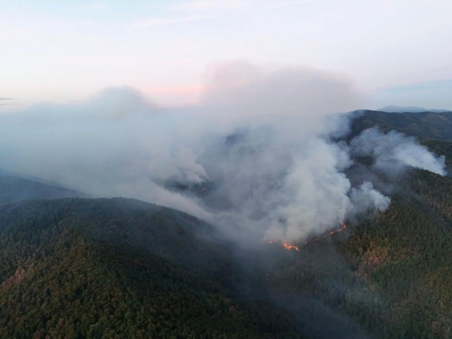 Požar kod Teslića ponovo se aktivirao (FOTO)