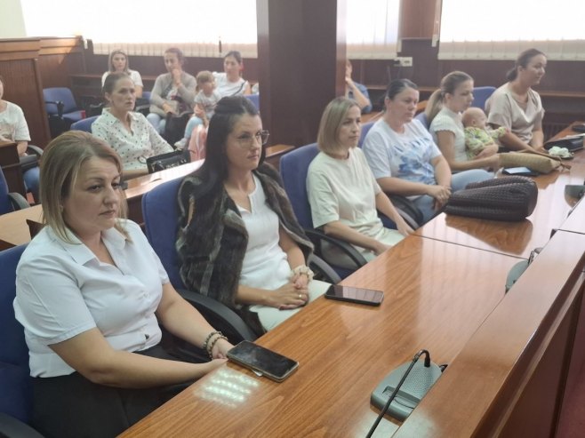 Mrkonjić Grad: Vaučeri od 150 KM za 220 porodica sa troje i više djece (FOTO)