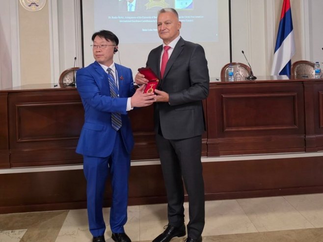 Rektoru Škrbiću uručena prestižna nagrada (FOTO)