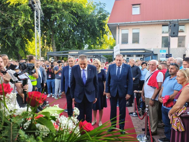 Šamac - polaganje vijenaca - Foto: SRNA