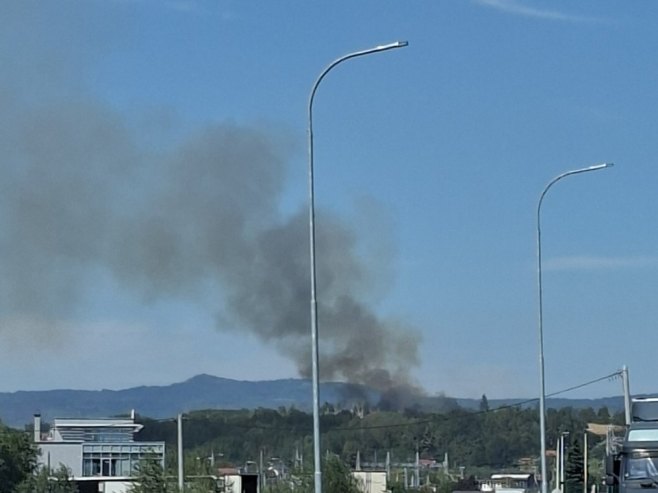 U Ramićima kod Banjaluke gori rastinje, požar se približio kućama (VIDEO)