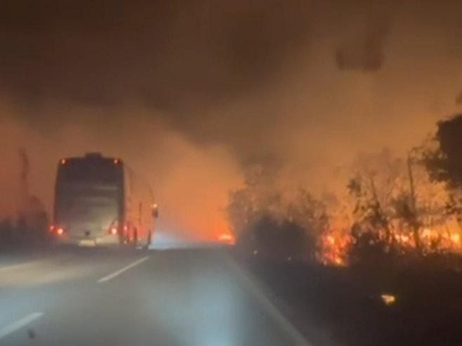 Požar zaustavio saobraćaj u mjestu Korita na magistralnom putu Bileća - Gacko (VIDEO)
