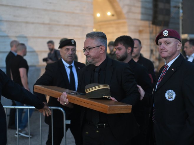 Darko Mladić donio očeva odlikovanja i šapku, hiljade ljudi se oprašta od generala Mladića