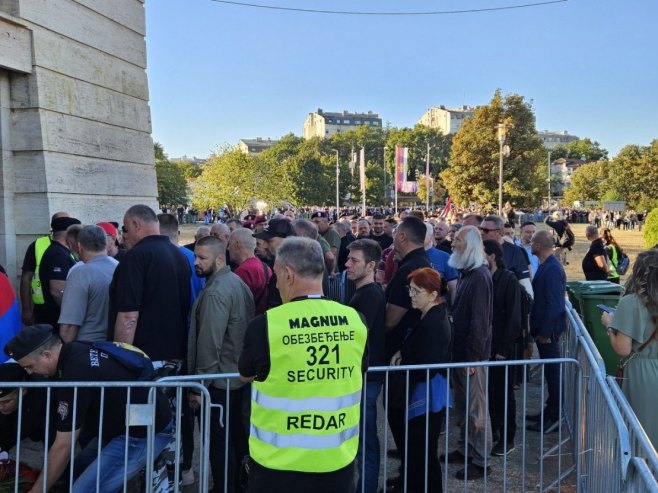 Hiljade građana u koloni ispred crkve Svetog Luke; Odaju počast generalu Mladića (FOTO)