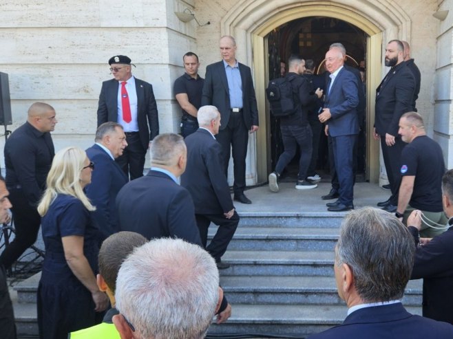 Minić, Stevandić, Cvijanovićeva i Dodik odali počast generalu Mladiću (FOTO/VIDEO)