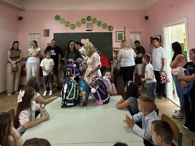 Runić i Marinković posjetile OŠ Drvar - Foto: RTRS