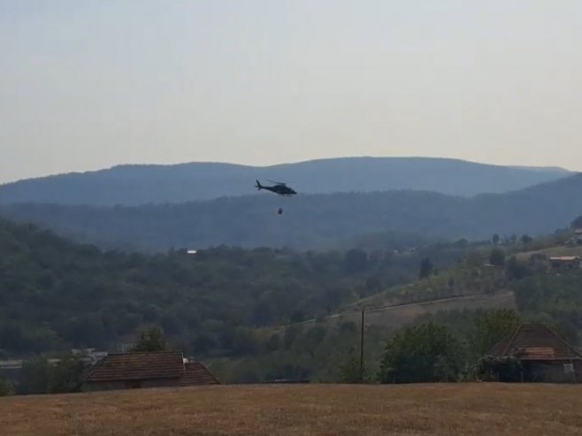 Helikopter MUP-a Srpske gasi požar kod Osmaka (VIDEO)