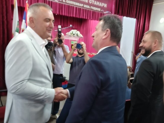 Minić se rukovao sa Blanušom: I onda nama stranci pričaju o demokratiji