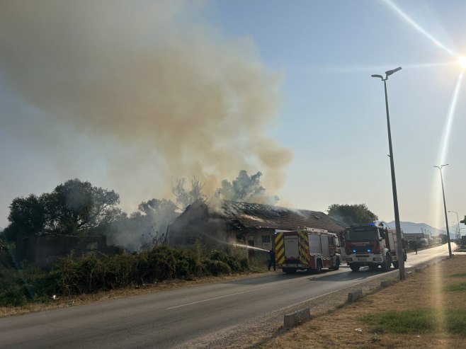 Požar na ulazu u Trebinje, obustavljen saobraćaj (VIDEO)