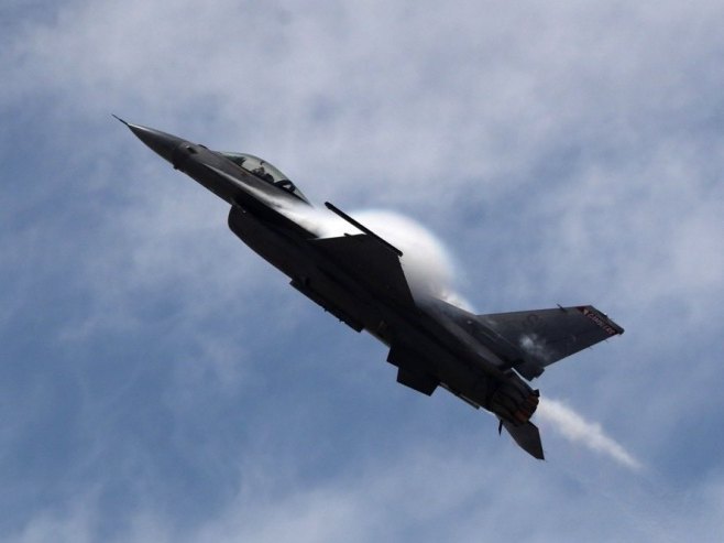 F -16 (Foto: EPA/PAOLO AGUILAR) F -16 (Foto: EPA/PAOLO AGUILAR) -