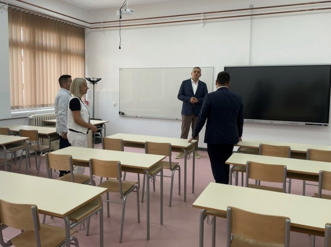 Minić u Šekovićima obišao Osnovnu školu i radove na  uređenje korita Drinjače (FOTO)