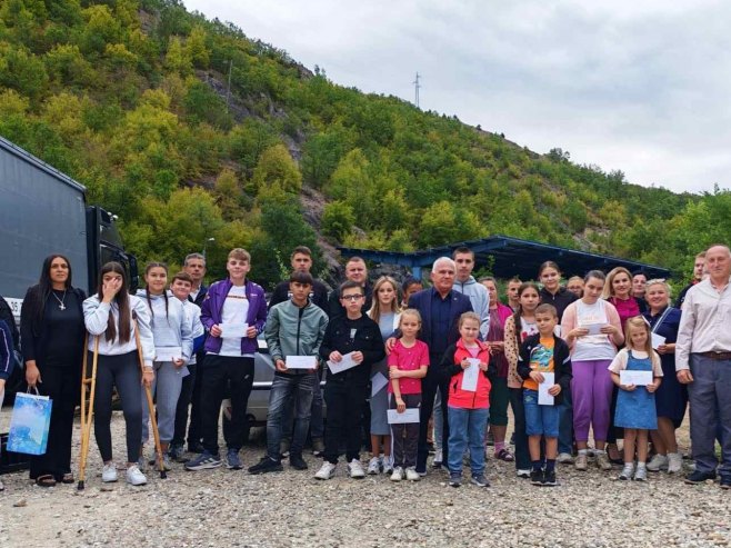 Na prelazu Јarinje podijeljena 21 stipendija za srpsku djecu (FOTO)