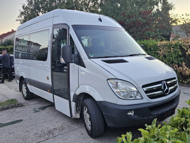 Osnovnoj školi "Sveti Sava" u Bileći doniran kombi za prevoz učenika