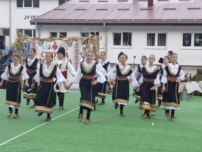 Smotra folklora "Јezero" okupila oko 120 mladih folkloraša
