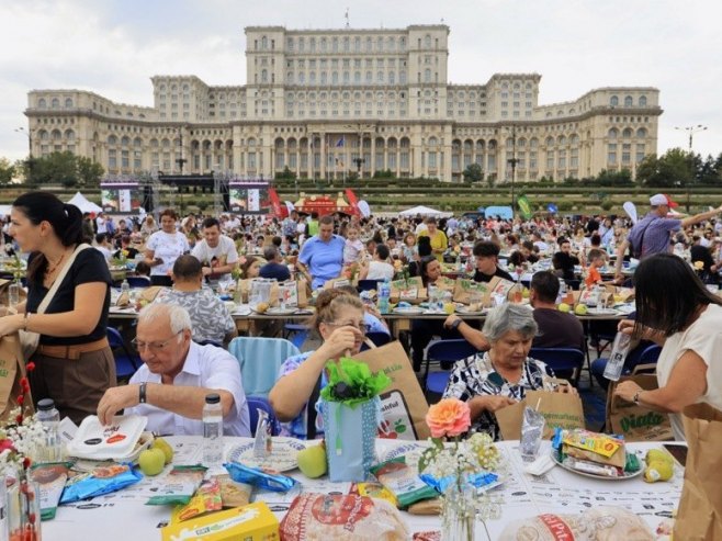Ginisova knjiga rekorda: Za najdužim stolom na svijetu u Bukureštu sjedilo 20.000 ljudi