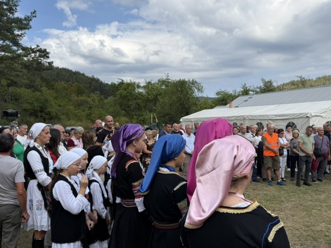 Raseljeni Srbi okupili se na Zavičajnom saboru i molitvi kod Lukavca (FOTO)