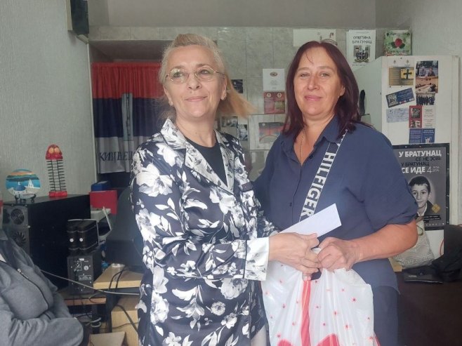 Bratunac - uručivanje pomoći za 13 porodica Bratunac - uručivanje pomoći za 13 porodica - Foto: RTRS