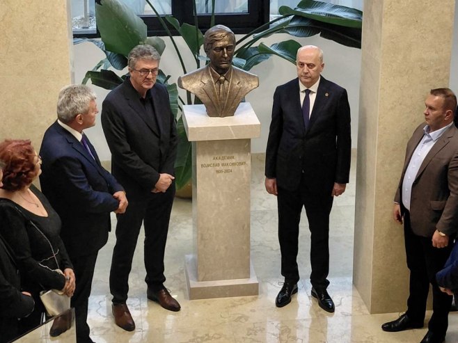 Otkrivena bista akademiku Vojislavu Maksimoviću - Foto: RTRS