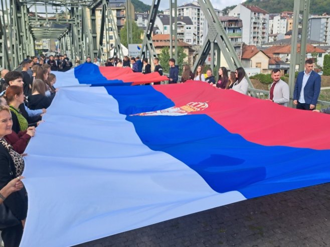 Zvornik: Mladi na mostu simbolično spojili zastave Srpske i Srbije (VIDEO)