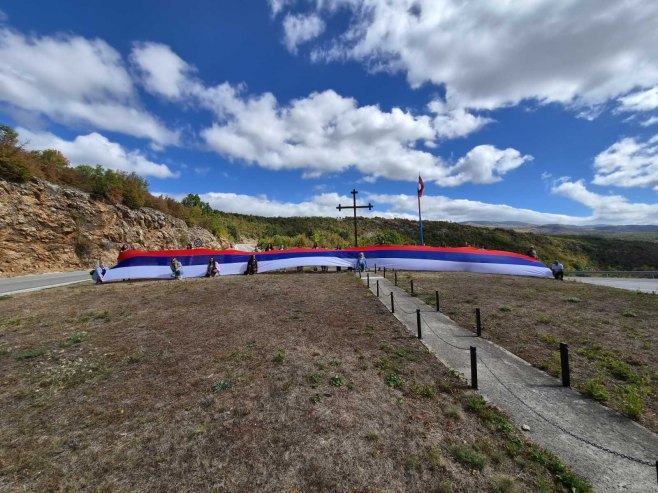 Drvar obilježava Dan srpskog jedinstva - razvijena trobojka iznad grada (VIDEO)