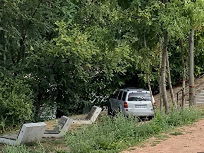 Divljanje u Banjaluci: Autom uletio u pješačku zonu i pravio haos (VIDEO)