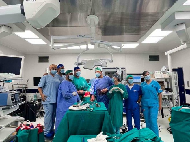 Operaciju izvedenu u UKC-u Srpske radi veoma mali broj medicinskih centara u svijetu (FOTO)