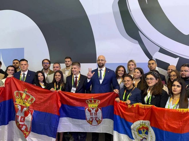 Mladi iz Srbije i Republike Srpske u Rusiji obilježili Dan srpskog jedinstva (VIDEO)