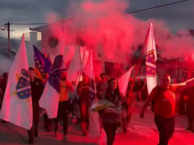 Nove provokacije u Bosanskom Petrovcu: Srbi povratnici u strahu zbog ratnohuškačkih pokliča i zastava (VIDEO)
