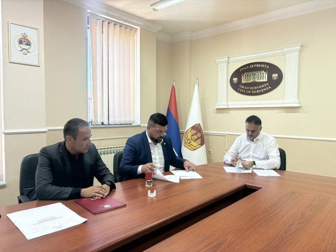 Potpisan je ugovor o primopredaji vatrogasnog vozila sa hidrauličnom korpom i vatrogasnom instalacijom - Foto: RTRS