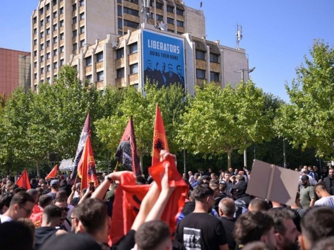 Pristalice terorističke OVK zasuli kamenicama zgradu vlade u Prištini