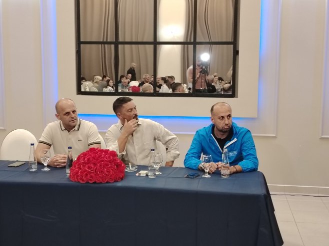 Tribina RSS u Dvorovima Tribina RSS u Dvorovima - Foto: RTRS